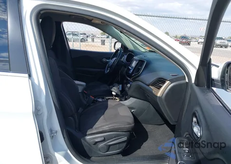 2015 Jeep Cherokee Latitude z USA, uszkodzony, nr VIN 1C4PJMCB5FW715362